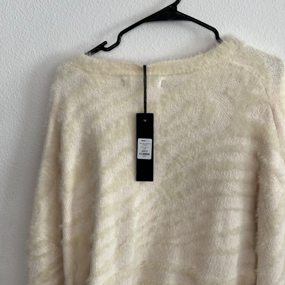 Brand New, Never Worn Nova Men Sweater, Size Small, Perfect for The Holidays - Picture 3 of 4